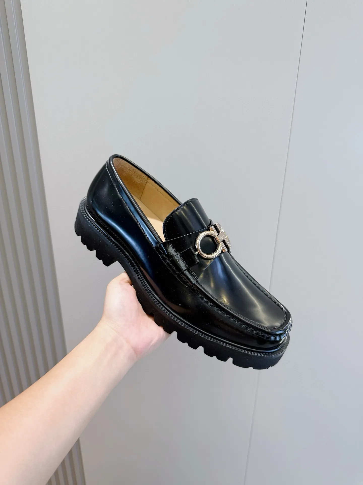 [Ferragamo] Top P: 760💰 Number of yards: 39~44 (38.45. Customized, non-returnable) Ferragamo men's leather derby shoes. The new derby shoes are light in texture and cool in style. They adopt exquisite eyelet uppers and novelly define urban trends. Made of brushed cowhide, it has a plump and rounded toe box and is decorated with delicate wingtip decorative details. Imported cowhide + cowhide lining.